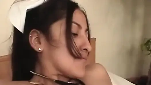 Büyük doğal göğüsler üçlü amcık sikişi... göte boşalma