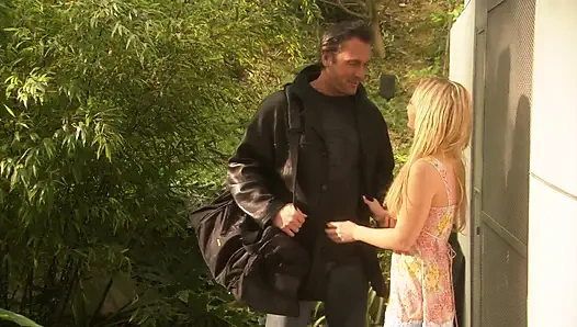 Kadın onun yarağıyla oynadı ve sonra onun yarağıyla oynadı