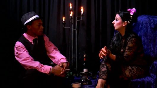 İlk kez bir dominatrix ile birlikte ve kadın onu sakso çekiyor ve sikiyor