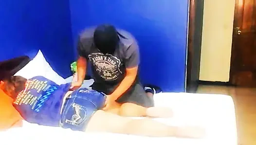 Üvey annemi odasında buluyorum ve amını yalıyorum