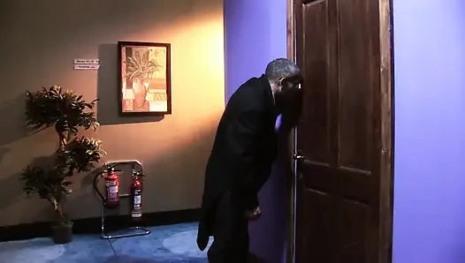 Güzel üvey annenin her gece sikilmeye ihtiyacı var