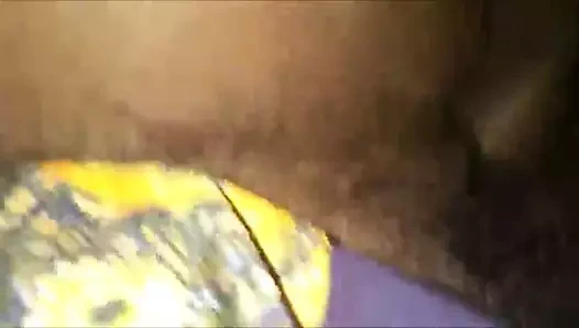 Siyah gal inliyor için bir oyuncak orgazm sırasında seks