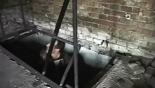 Fetiş elbiseli seksi tıraşlı kızın dilating göt deliği