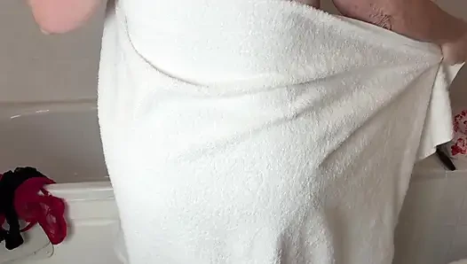 Duş sonrası giyiniyor seksi kırmızı külot 472