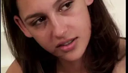 Etkilemek istiyorlarsa iki genç fahişe birbirlerini tatmin etmek zorunda kalacaklar