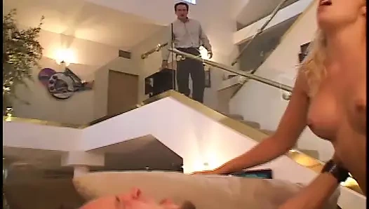 Ceza olarak ofis seks yapan patron tarafından yakalanan çalışan, taşaklarını emmek zorunda