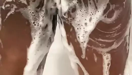 Şeker gül içinde the duş alıyorum soapy