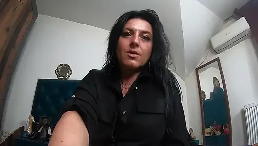 Yırtık külotlu çoraplı sürtük 31 talimatı. Dildoya binme, amcık tokatları ve üçlü orgazm oyuncak seansı