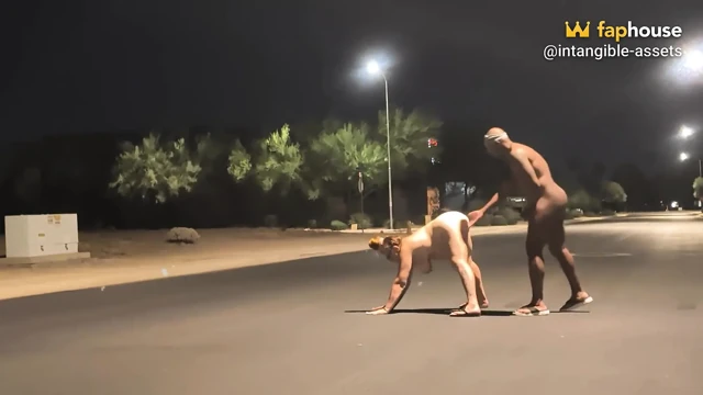 Sokak Işıklarının Altında!