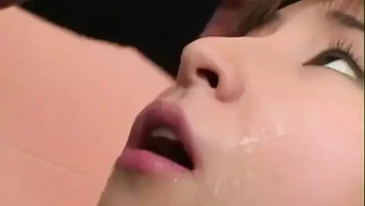 Sıcak Japon kız verdi oral seks için kıllı çük içinde the toilet