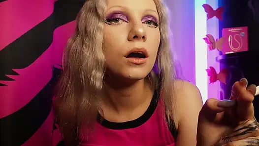 Seksi genç sigara içip onu sallıyor!