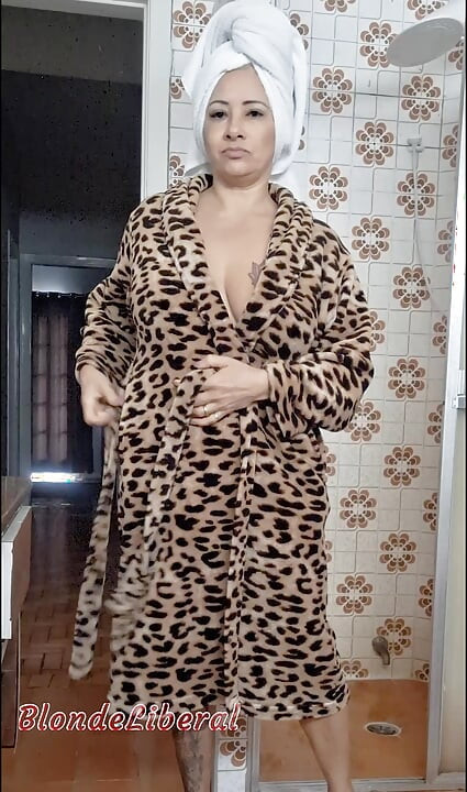 Amcığımı, kıçını ve ağzımı beni becermeye gelen erkeği almaya hazır bırakıyorum. Siz de gelmek istiyorum