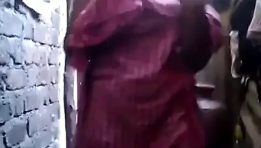 Şirin köy kızı çıplak banyo yakalama