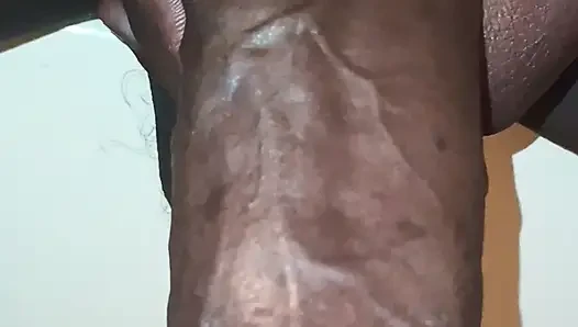 Büyük siyah sünnetsiz yarak akıllı yarak halkasını okşuyor