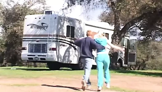 Azgın bebek ağzına boşalmak doldurulmadan önce bir adamın penisini berbat