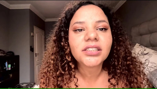 Edepsizce konuşan iri güzel kadın yapay penisi gırtlağına kadar alıyor ve başka birini büyük yağlanmış göğüslerinin arasına sokuyor