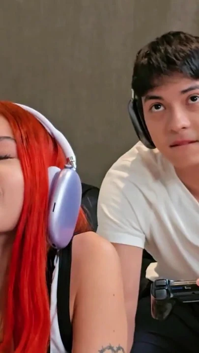 Незабываемый момент из "Я трахаю падчерицу лучшего друга моего отчима, пока мы играем в видеоигры"