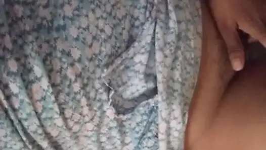 La ragazza dello sri lanka masturbazione in bagno con dildo lussuria con grandi tette e figa bagnata