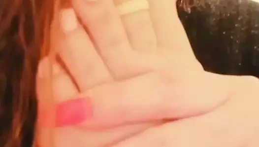 Seksi kadın seksi ayak parmaklarının ayaklarını emiyor