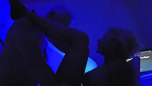 Klas olgun çift, sandalyede seksi sert sikişiyor. Gerçek amatör xxx