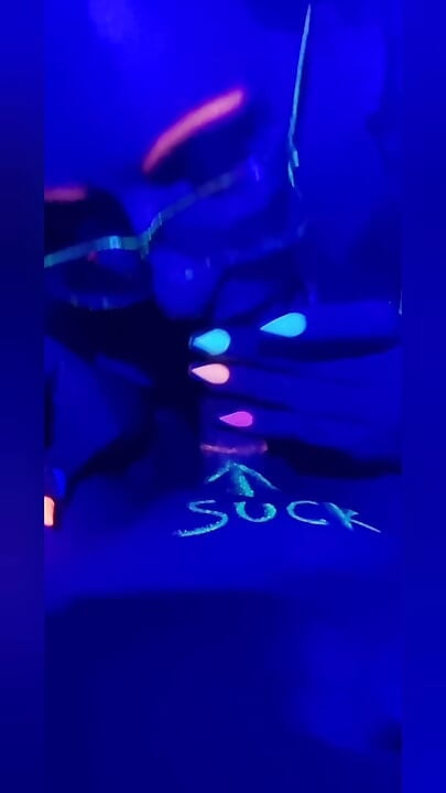 Siyah ışıklı ultraviyole ile oral seks eğlenceli İngiliz çift iri güzel kadın