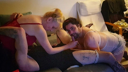 İki kadın kılıklı ve iki baskın prensesle biseksüel dörtlü seks