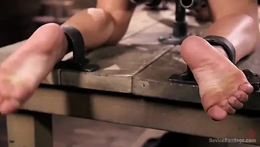 Minyon itaatkar sürtük Gina Valentina esaret altında cezalandırılıyor!