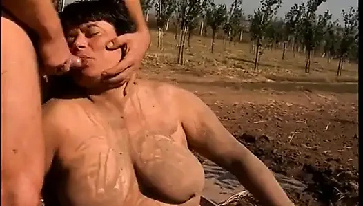 Edepsiz şişman fahişe bu adama sakso çekiyor
