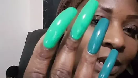 Harika uzun tırnaklar tırnakları olan seksi siyah bayan