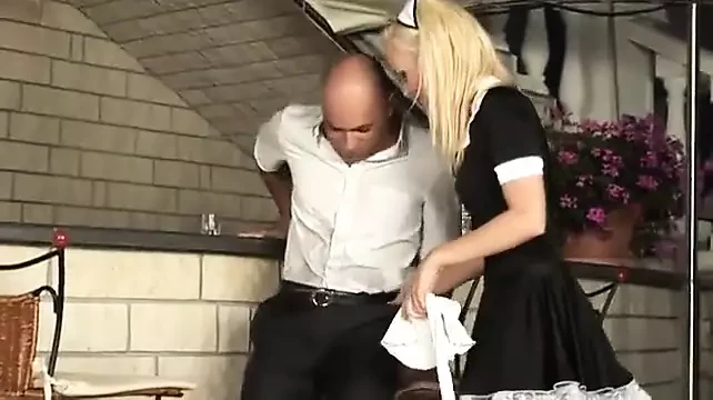 Avrupalı tarzı garson kız şefi yarak emme ve döl yutma ile tatmin ediyor