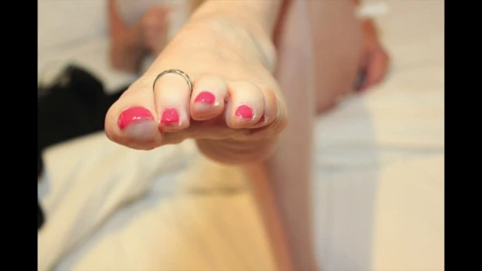 Mrs Mature Feet sets you a Jerk off challenge