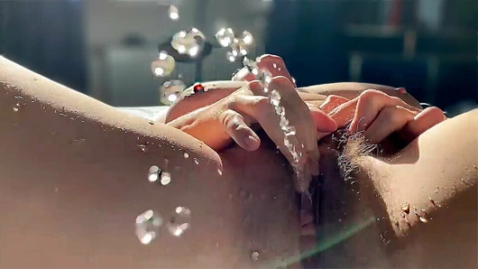 Sunny'nin fışkırtmalı amcık orgazmı, üvey anne üvey oğluna mastürbasyon yapıyor