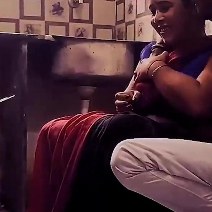 Hintli kadın mutfakta sert sikiliyor