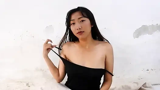 Asyalı orta yaşlı seksi kadın parmakla mastürbasyon