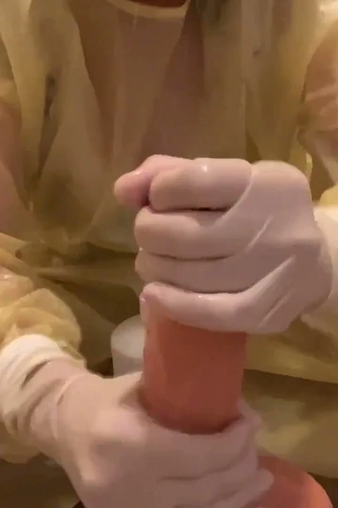 Besleyici doktor Asyalı penisi sert sağıyor