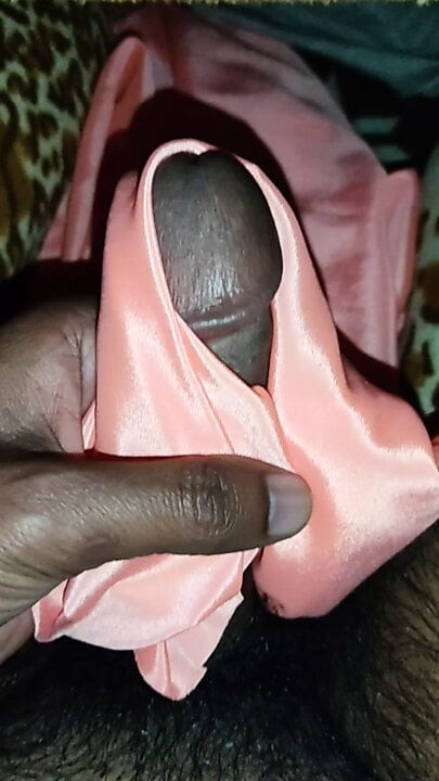 Sik başını komşu yengenin turuncu saten ipeksi şalvarıyla ovuyor (48)