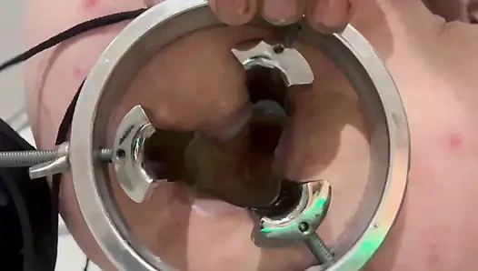 Sıcak mum balmumunu popoya dökmek