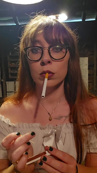 Sigara içen kızıl saçlı orta yaşlı seksi kadın maç aydınlatmayı ve sert sakso çekmeyi seviyor