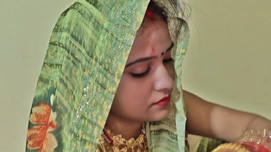 Güzel yeni evli evli kadın kocası tarafından yatak odasında sikiliyor. Tam Hintçe ses