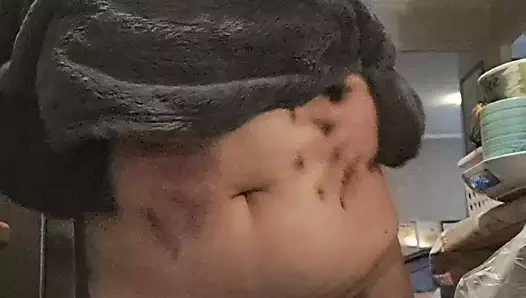 Orta yaşlı seksi kadın mutfakta ateşli amcığıma dokunmak ve yemek pişirmek arasında