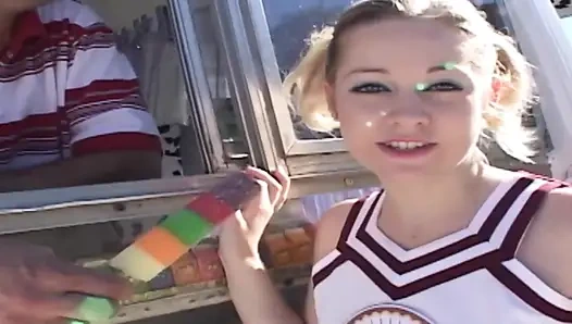 Sapık hatunlar sahne 2_sexy büyük götlü genç kız dondurmalı adamın yarağının tadını çıkarıyor