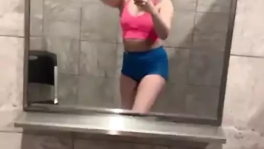 Spor salonunda biraz yaramaz amcığım çok ıslaktı