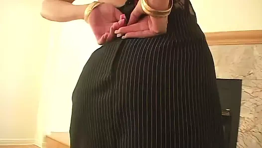 Seksi esmer Chelsea zinn ateşli iç çamaşırı ve külotlu çorapla sikiliyor