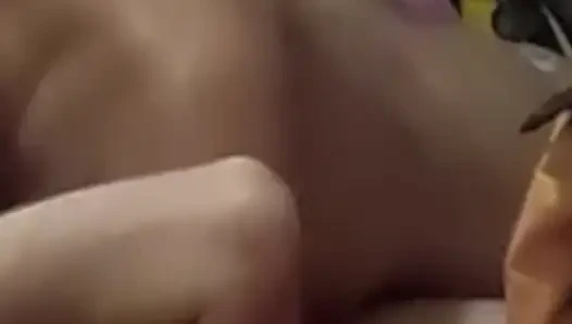 Hintli erkek arkadaşını gizli evde Rus kızla aldatıyor ve çok sert ve yüksek sesle inliyor