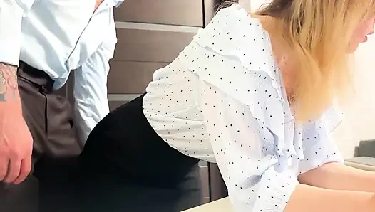 Utangaç asistan evli kadın zorbayla sikişiyor