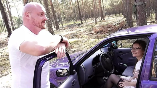 Minyon Alman gözlüklü kız tinyemily araba arızasıyla ilgili yardım için yabancıyla sikişiyor