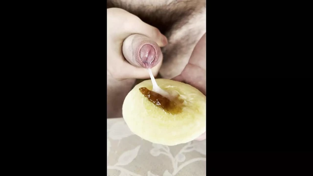 Ешь блинчики со своей собственной спермой.