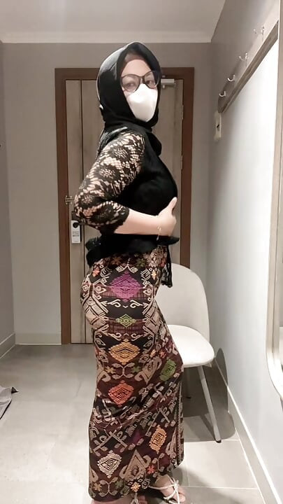 Sevgilimin siyah kebaya'sının dar vajinası