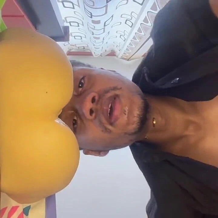 Baba, boşalana kadar büyük yarrağı ve bol tükürüğüyle etini sikiyor