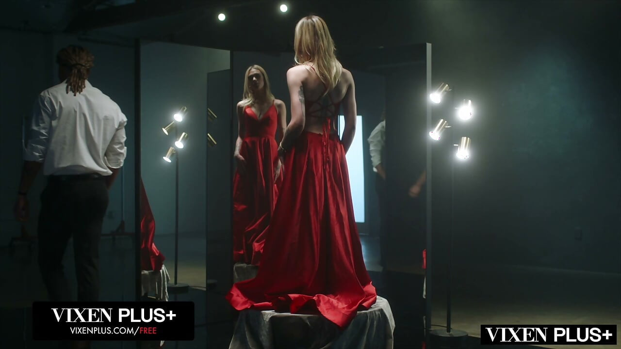 VIXENPLUS Minyon Sarışın Dylan Moore Dar Amını BBC ile Dolduruyor